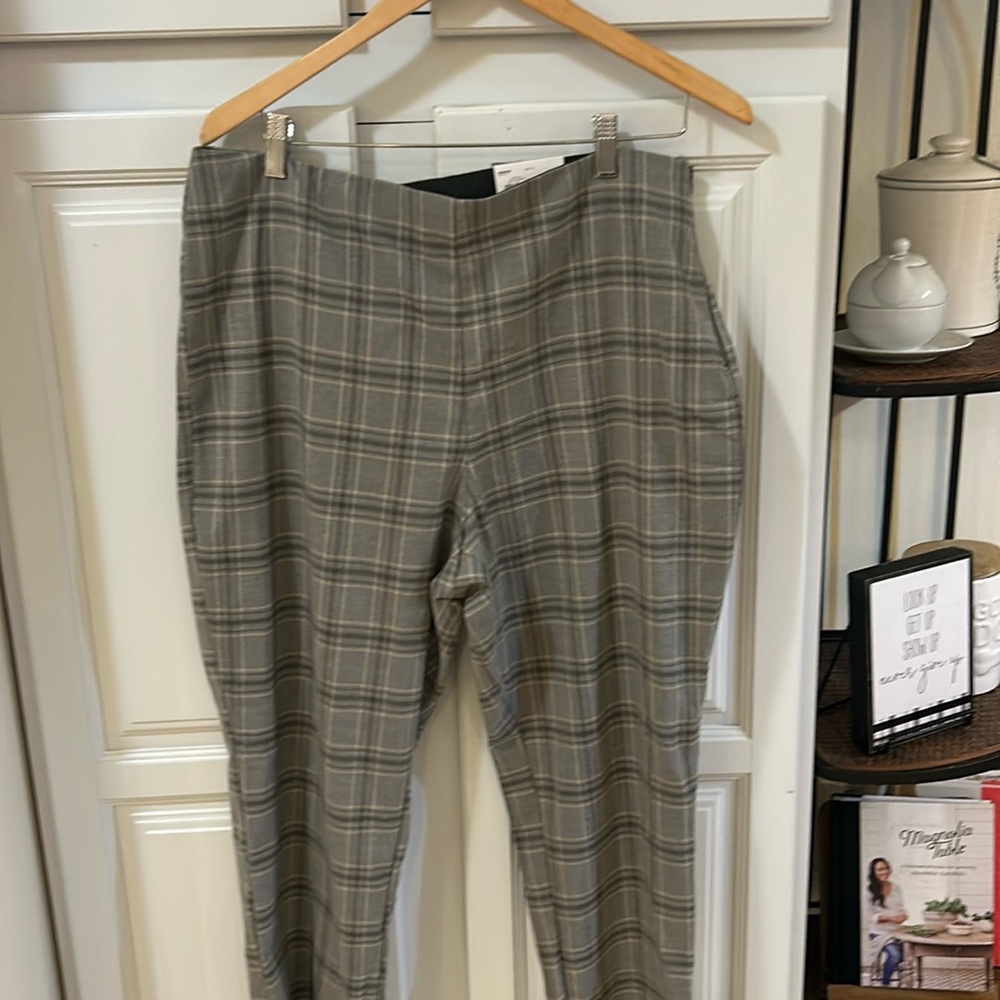 New Nine West woman’s trousers